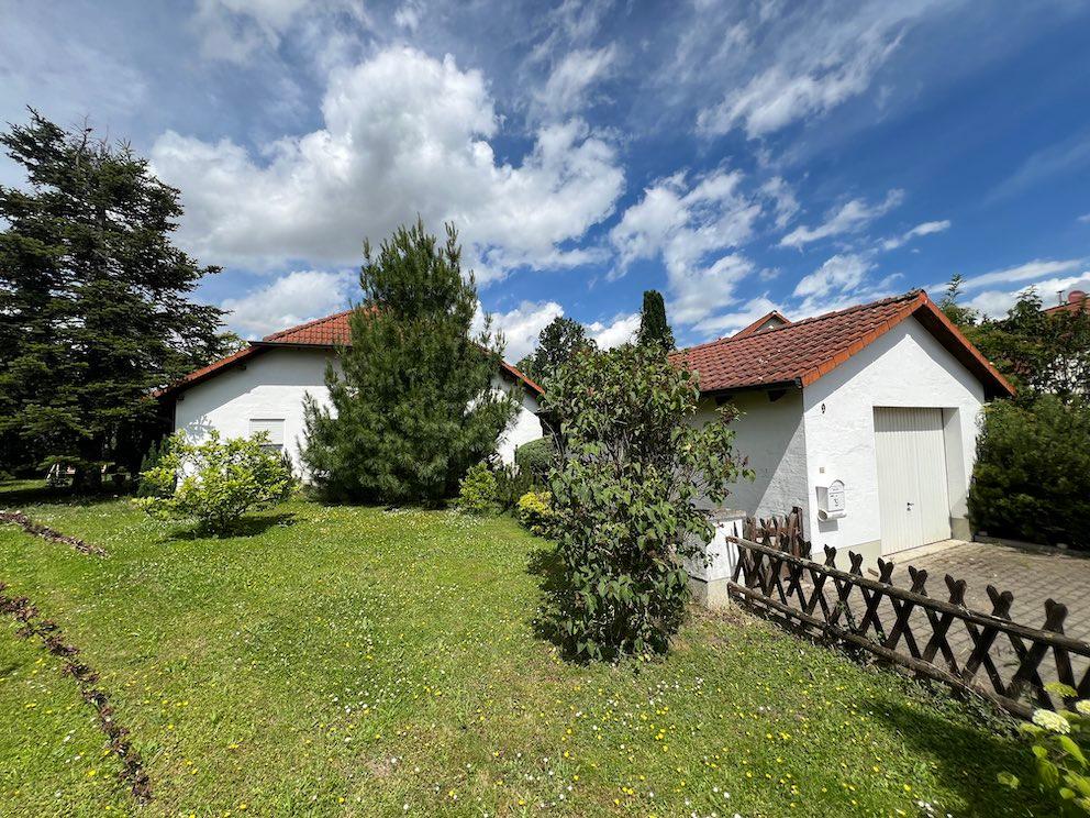 Einfamilienhaus auf einer Ebene mit einem nicht einsehbaren Garten sowie Garage und Parkplatz